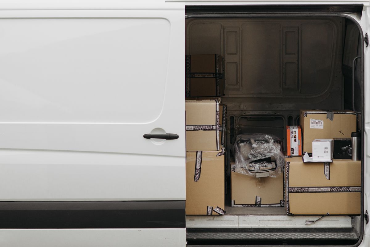 荷物を積んだ配送車